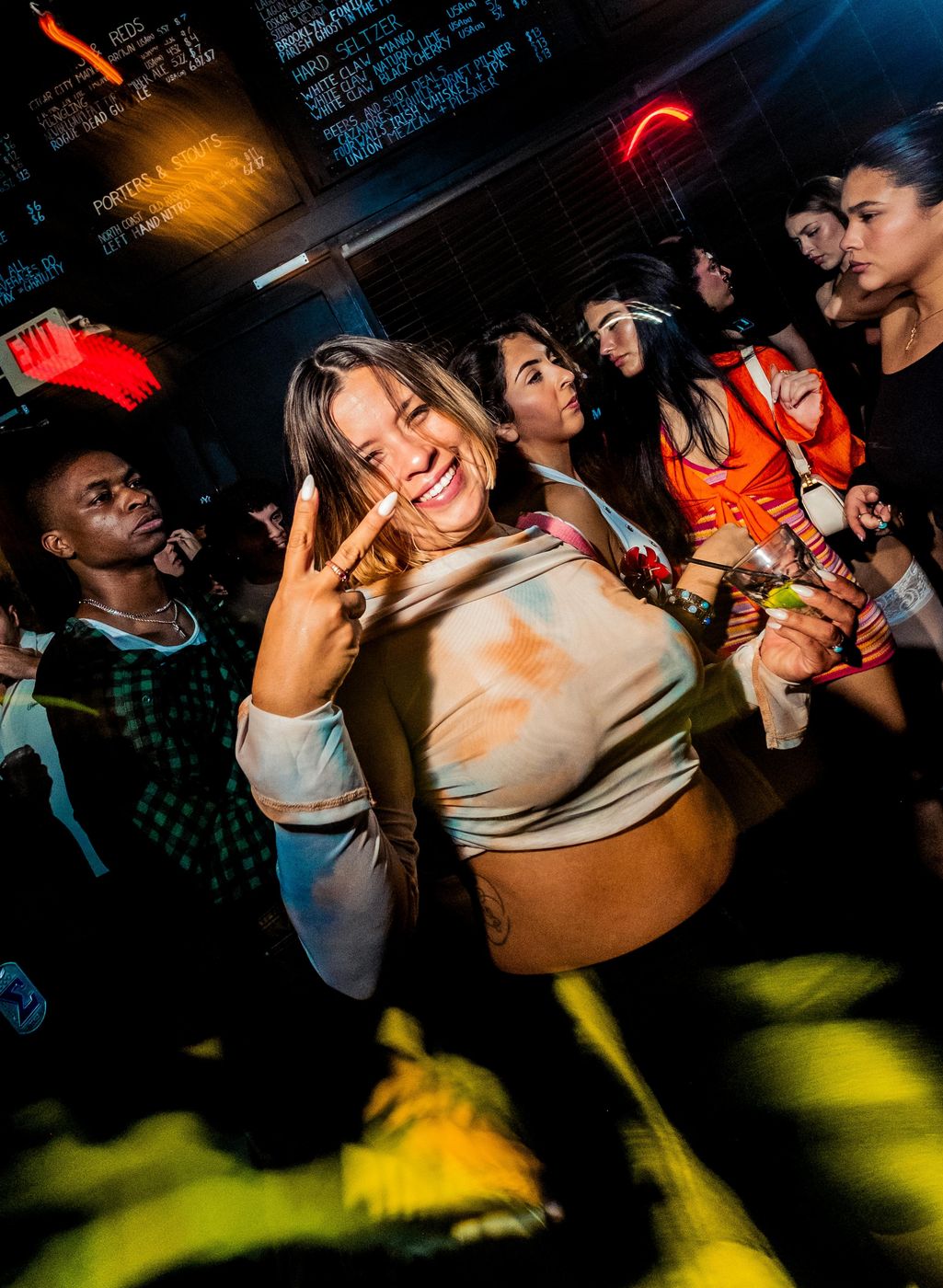 Tudo Bem crowd with hands up